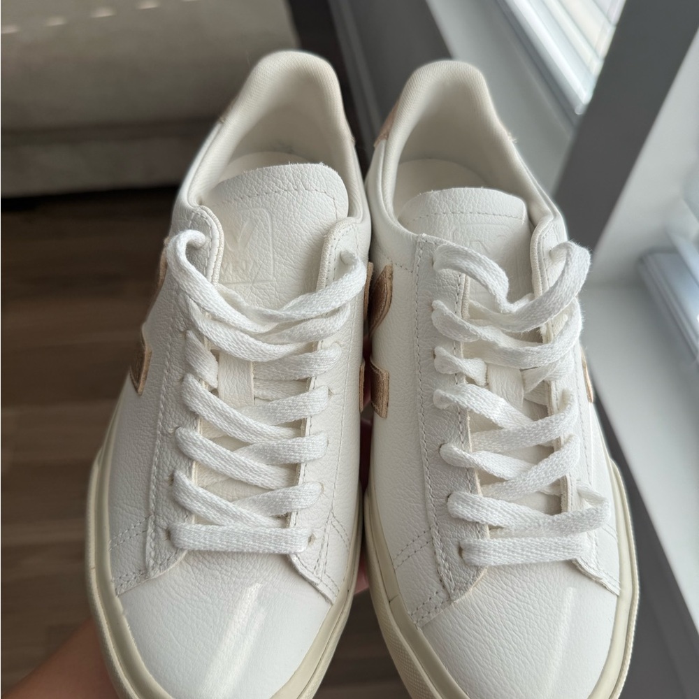 Woman’s Veja sneakers - Picture 3 of 7